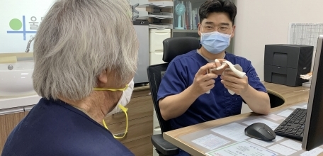 울산신문 251120 - 어깨가 딸깍 소리나고 불편할땐 부드럽게 움직여 풀어줘야